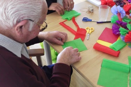 Adultos mayores crean laboriosas manualidades
